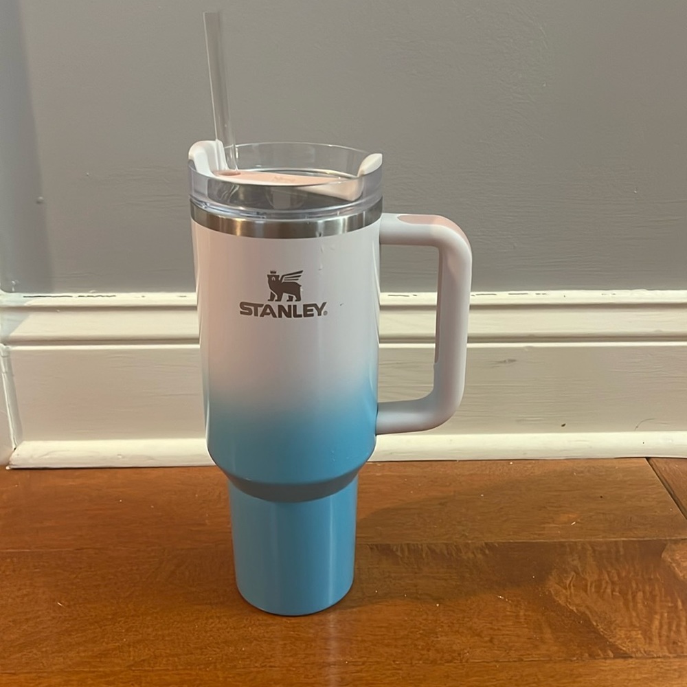 Limited edition Pool Ombre Stanley, 40 oz. Pre-owned, excellent condition.RARE!